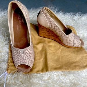 Tom’s Classic Wedge in cream size 7.5